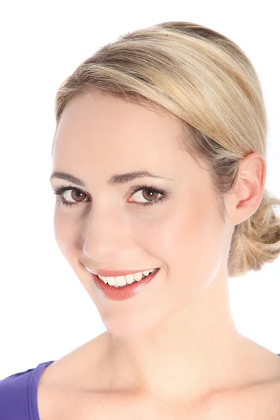 Porträt einer lächelnden blonden Frau auf weißem Porträt einer lächelnden blonden Frau auf weißem Hintergrund — Stockfoto