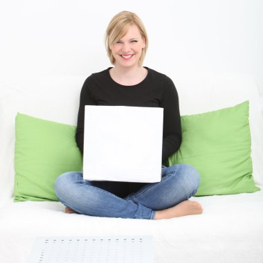 evde onu laptop kullanan kadın rahat rahat kadın evde onu laptop kullanma