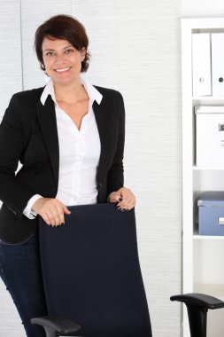 Müdireye arkasında, onu sandalye açamayacağını sandalyesinin duran