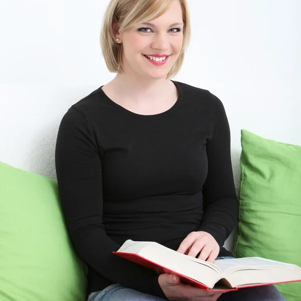 Smiling woman enjoying her book Smiling woman enjoying her book — Stock Photo, Image