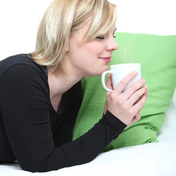 Mooie vrouw drinken koffie mooie vrouw drinken koffie — Stockfoto