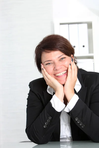 Lächelnde temperamentvolle Geschäftsfrau — Stockfoto