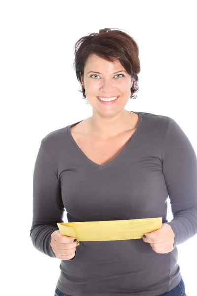 Uśmiechający się posiadania koperty brązowe uśmiechający się kobieta kopertę brązowy — Zdjęcie stockowe