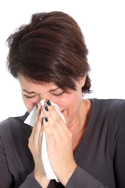 Vrouw die lijden aan een verkoudheid of griep vrouw lijden aan seizoensgebonden griep — Stockfoto