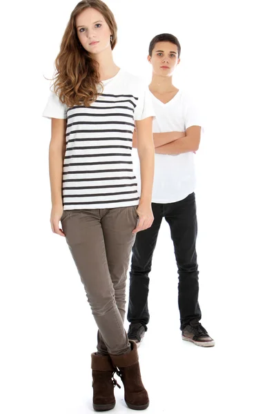 Ernste Teenager-Mädchen posiert mit ihrem Bruder — Stockfoto