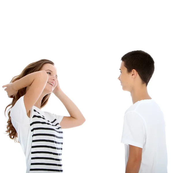 Молодая пара подростков разговаривает Молодая пара подростков говорить — стоковое фото