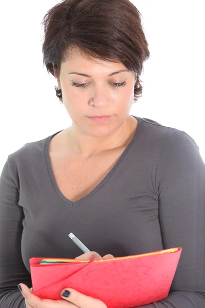 Kobieta koncentrując się pisanie notatek — Zdjęcie stockowe