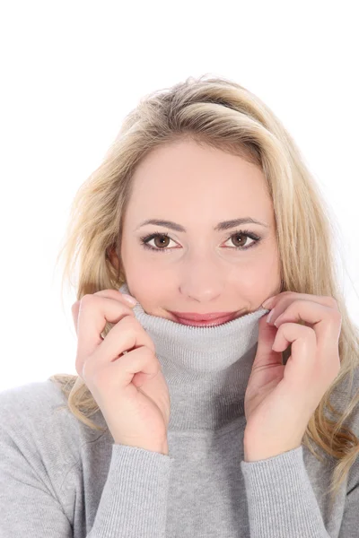 Schüchterne Frau versucht Gesicht zu verbergen — Stockfoto