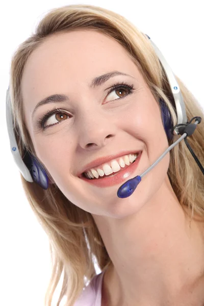 Recepcionista sorridente usando um fone de ouvido — Fotografia de Stock