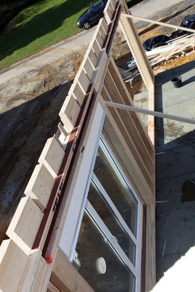 Pared de madera de nueva construcción con puertas de vidrio —  Fotos de Stock