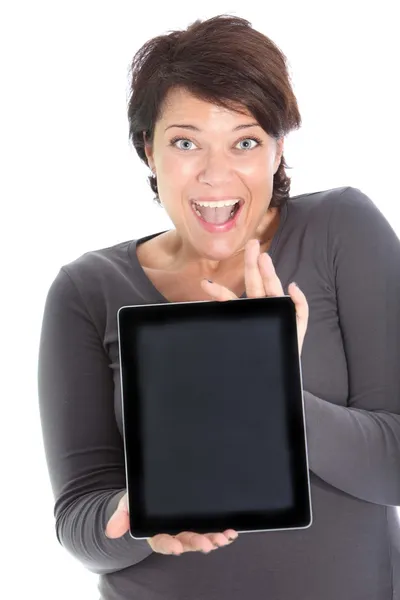 Mulher excitada mostrando tablet — Fotografia de Stock