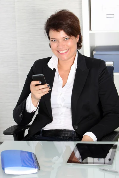 Profilo sorridente di una donna d'affari . — Foto Stock