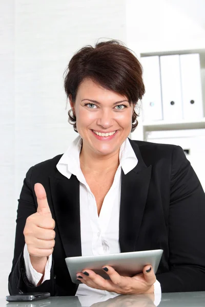 Mujer de negocios con la tableta dando pulgares hacia arriba — Foto de Stock