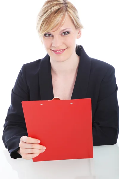 Femme d'affaires joyeuse avec un presse-papiers rouge — Photo