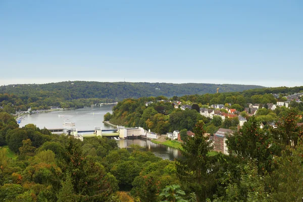 Bosättningen längs en vacker grönskande flod — Stockfoto