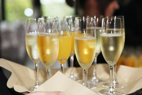 Flöten aus gekühltem weißen Champagner — Stockfoto