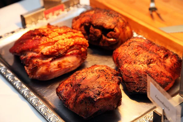 Cortes de carne asada en un buffet —  Fotos de Stock