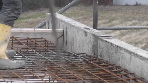 Bulider Wylewanie betonowej podstawy — Wideo stockowe