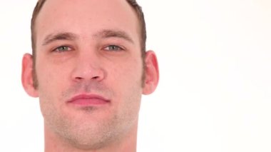 mutlu bir şekilde gülümseyerek genç adam başlar