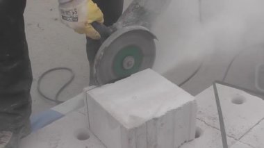 bir blok taş kesme işçi