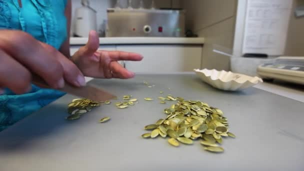 Mujer clasificando semillas de calabaza — Vídeo de stock