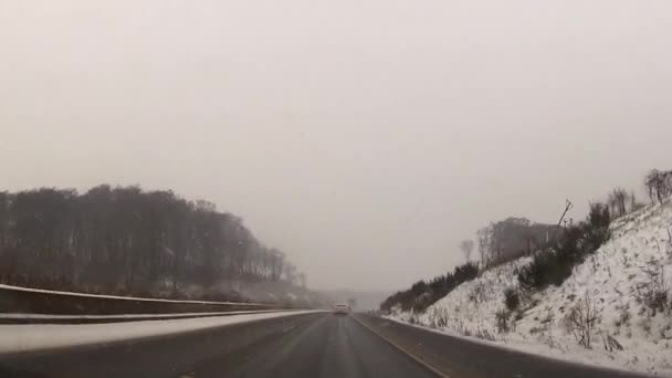 Tempestade de neve em uma estrada rural — Vídeo de Stock