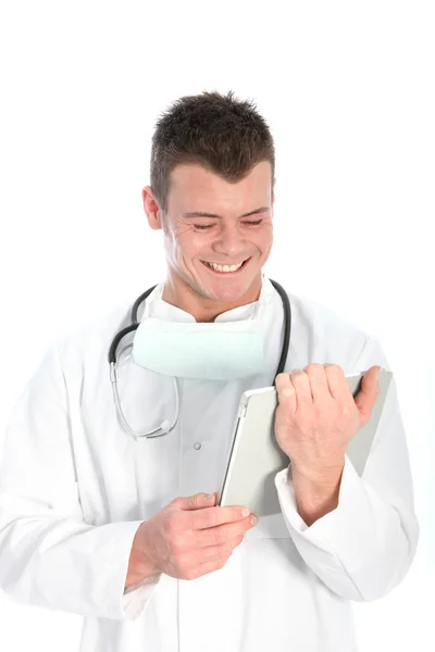 Arts glimlachen op informatie op zijn Tablet PC — Stockfoto