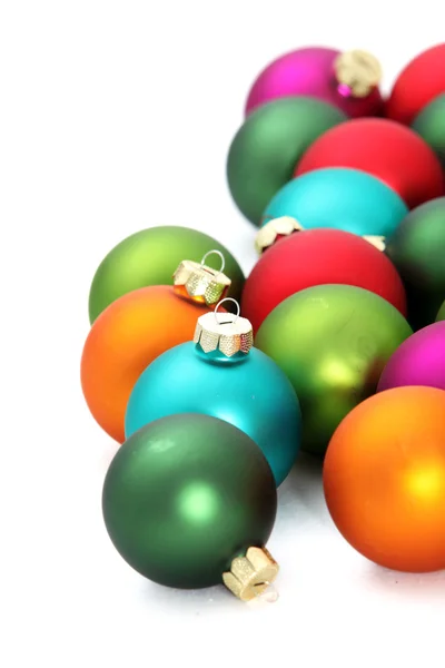 Coloridas bolas de Navidad sobre blanco — Foto de Stock