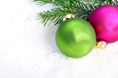 iki renkli Noel baubles