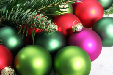 Renkli Noel baubles