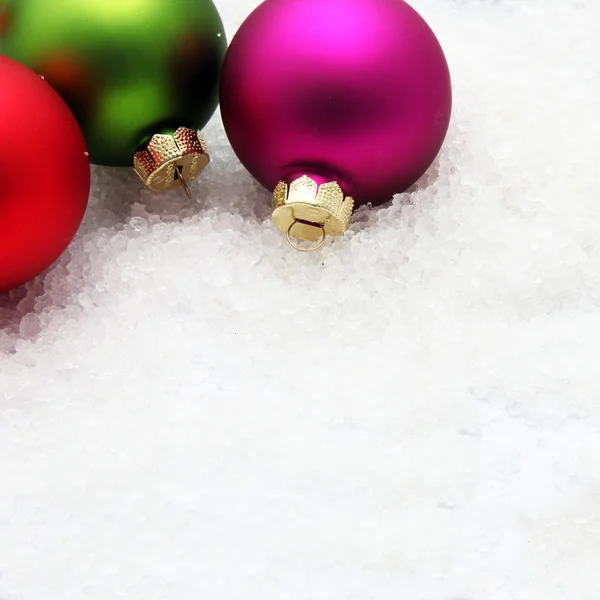 Tre jul glober i snö, med kopia utrymme — Stockfoto