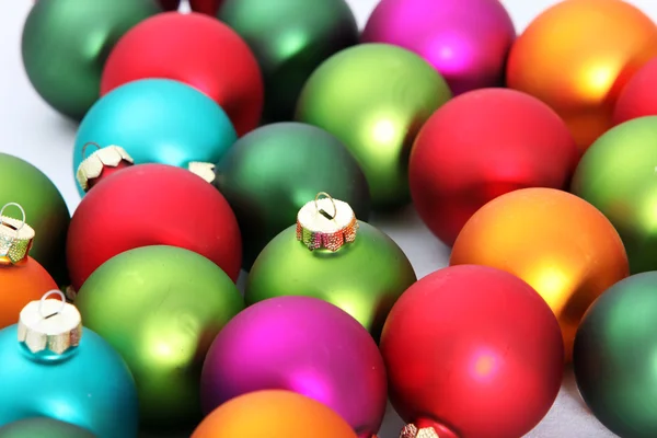 Globes colorés de Noël, gros plan — Photo