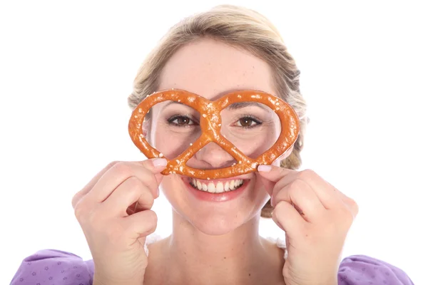 Chica divertida con bretzel —  Fotos de Stock