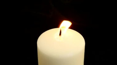 bir beyaz mum dışarı üflenir