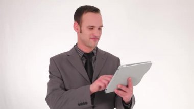 bir tablet üzerinde çalışan iş adamı