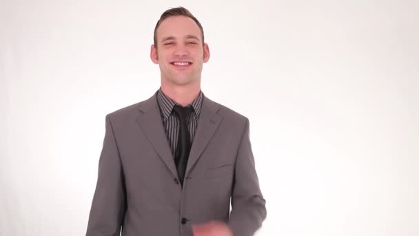 Hombre de negocios sonriente enderezando su corbata — Vídeos de Stock