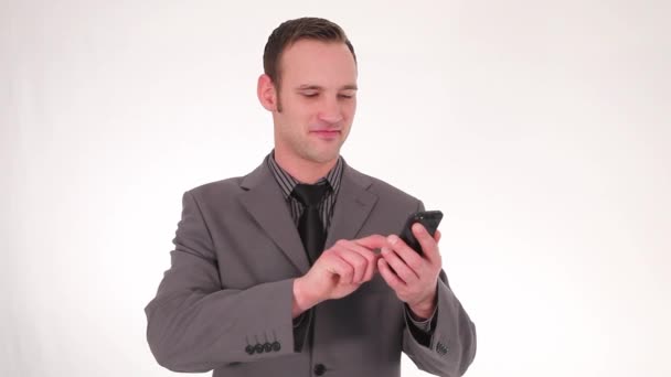 Geschäftsmann schreibt eine SMS — Stockvideo