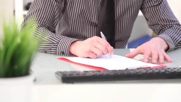 Businessman writing notes, close up hands — Stock Video