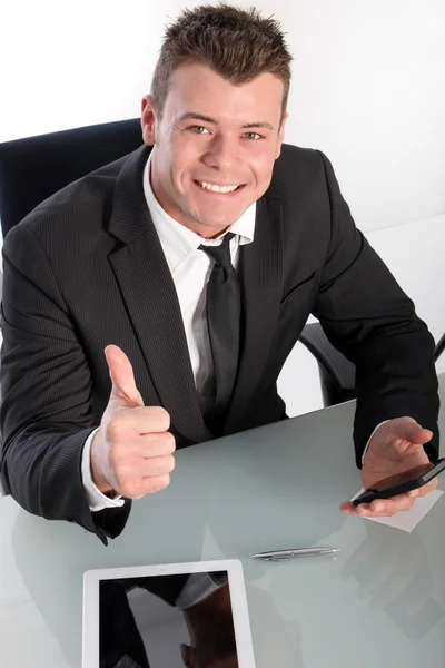 Entusiástico jovem empresário mostrando polegar para cima — Fotografia de Stock