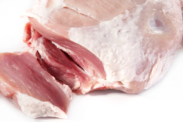 Trozos de carne fresca cruda cortados de un trozo de carne — Foto de Stock