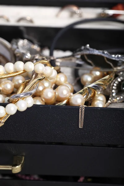 Perlen und Schmuck quellen aus einer Kiste — Stockfoto