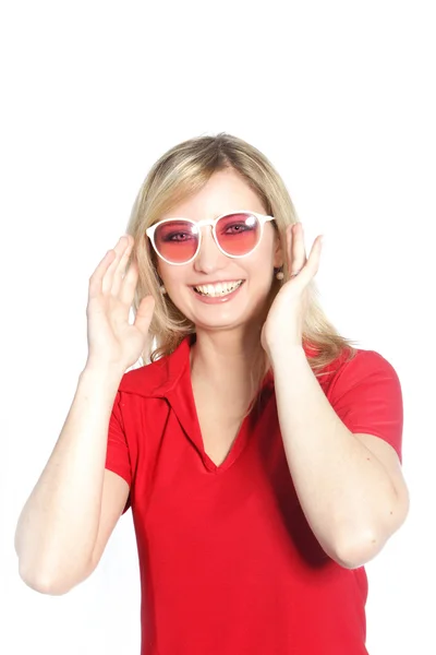 Mujer de moda en gafas de sol rojas — Foto de Stock