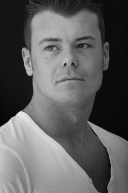 Yakışıklı bir gencin portresi.