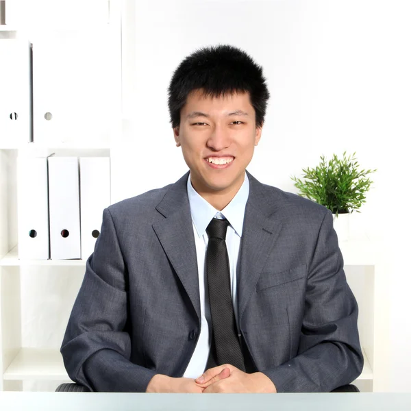 Magabiztos boldog fiatal ázsiai üzletember — Stock Fotó
