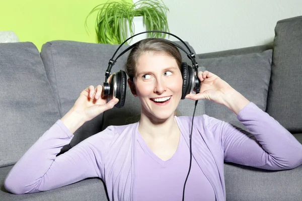 Skrattar mogen kvinna lyssna på musik — Stockfoto