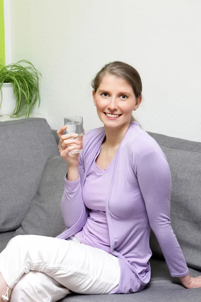 Feliz mujer sana bebiendo agua — Foto de Stock