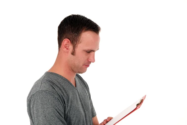 Mann liest Notizen auf einem Klemmbrett — Stockfoto
