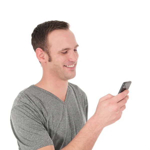 Joyeux jeune homme lisant un message texte — Photo