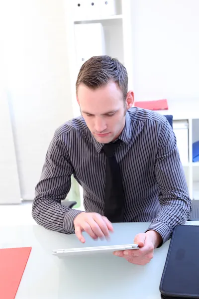 Empresario usando una tableta — Foto de Stock