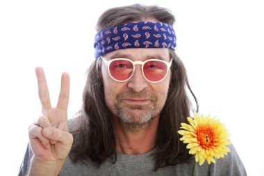 erkek hippi bir barış işareti yapmak